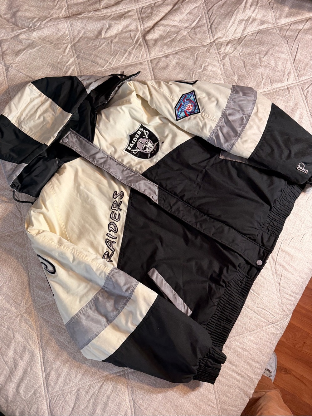 Rare vintage 1994 Pro Player Black and Cream Los Angeles Raiders Pullover Jacket